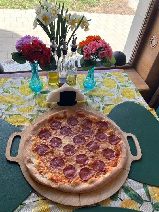 Pizza_salami_-_Antonio_Kasprzaka_26.jpg