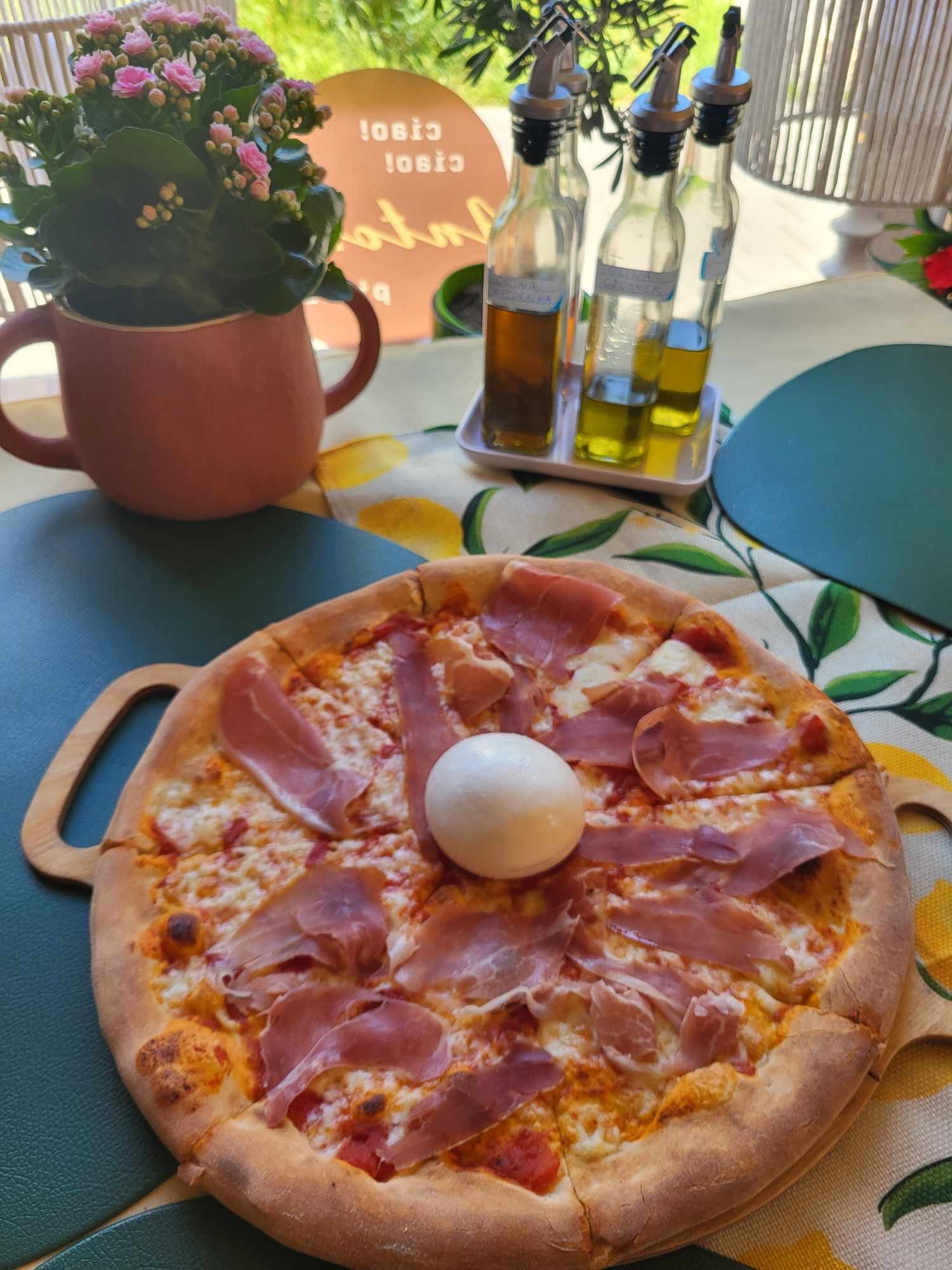 Pizza_wloska_burrata_Antonio_Kasprzaka_Lodz.JPG