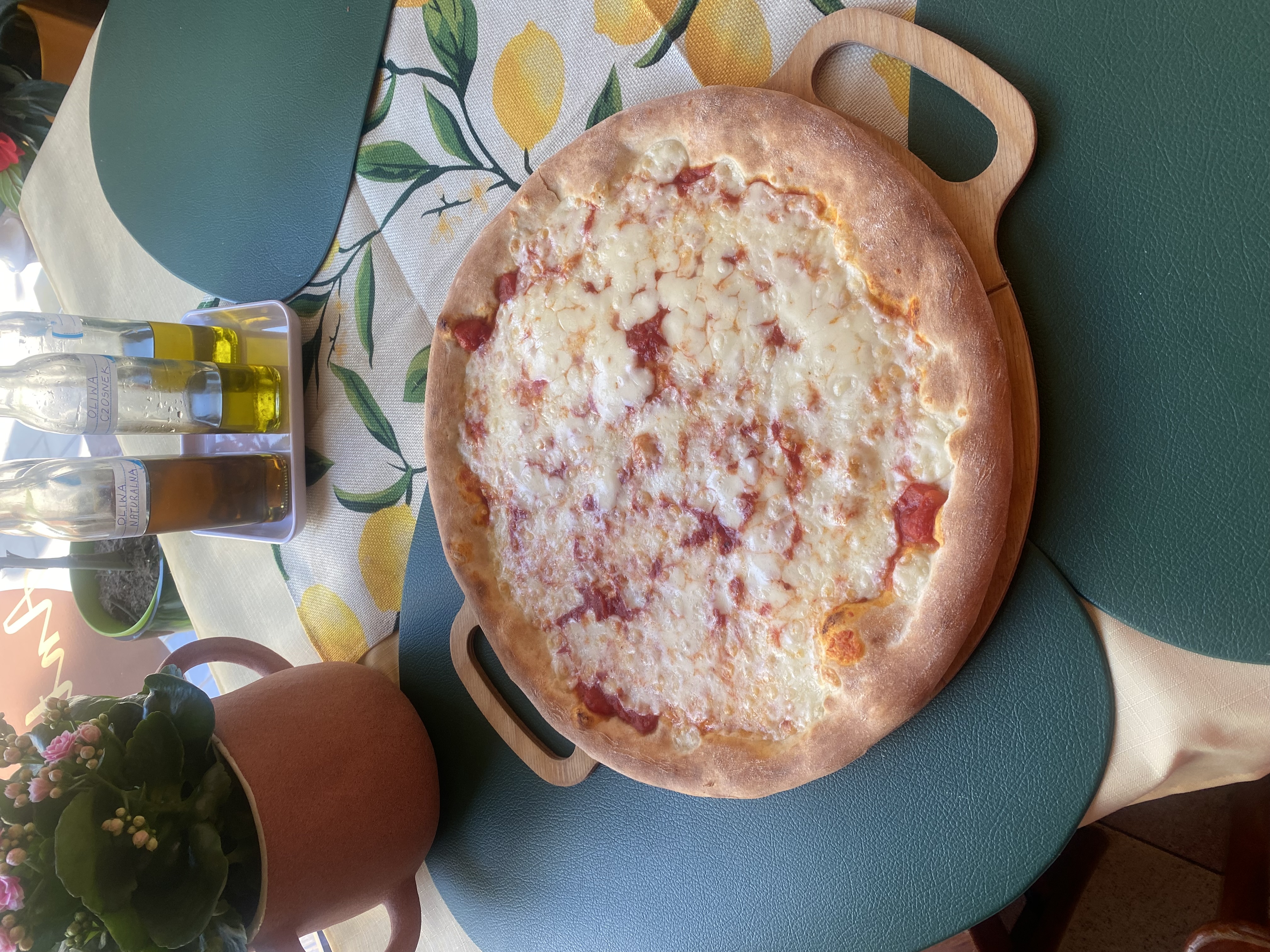 Pizza_wloska_Margharita_Antonio_Kasprzaka_Lodz.jpg